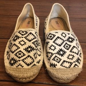Women’s size 8 geometric patterned espadrille